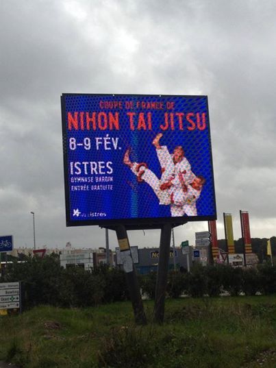 Affichage sur toutes les entrées de la ville d'Istres