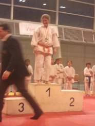 Médaille d'or pour Valérie dans la catégorie vétérans s féminines orange-bleue